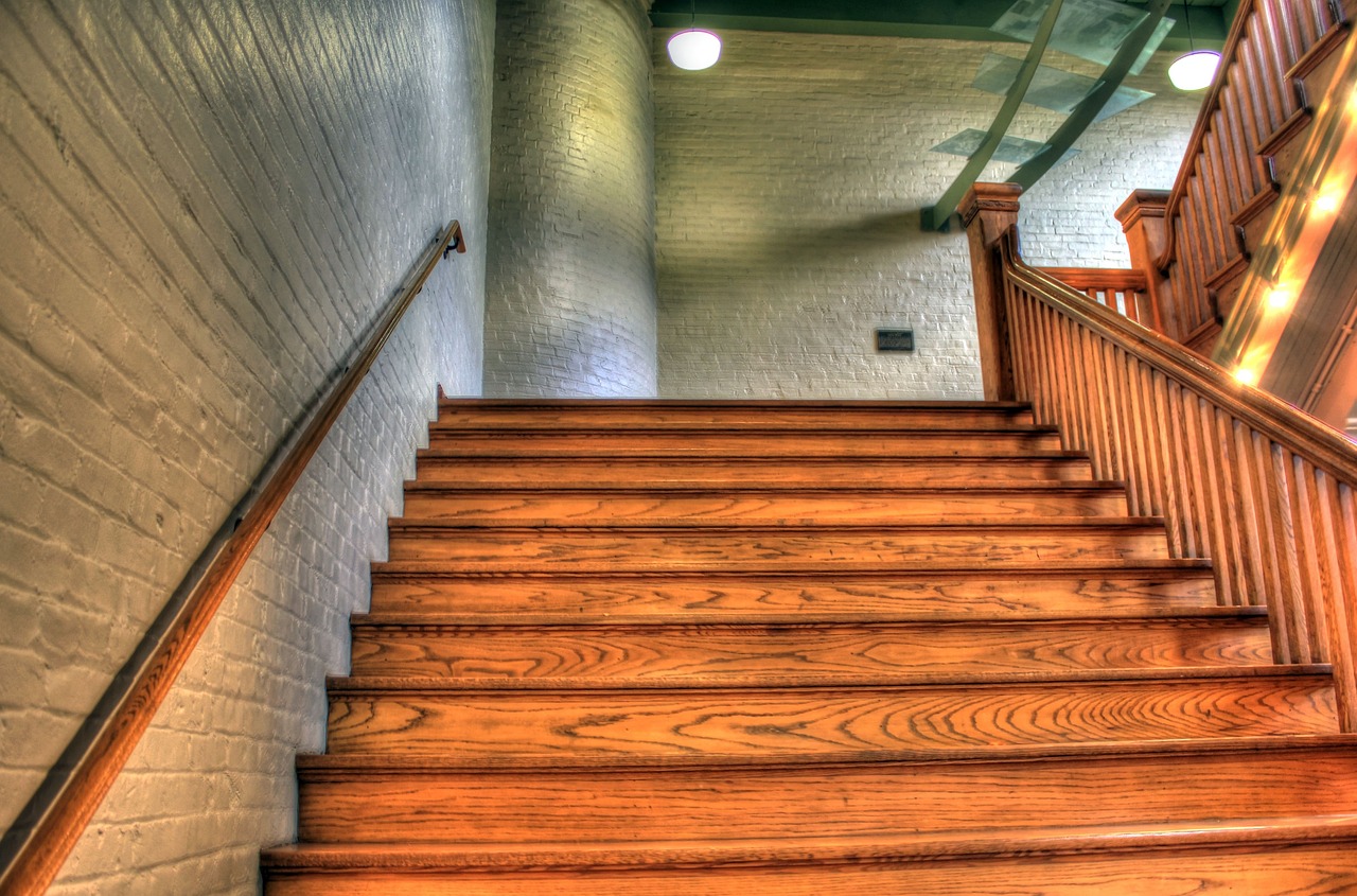 Comment rénover un escalier en bois abimé ?
